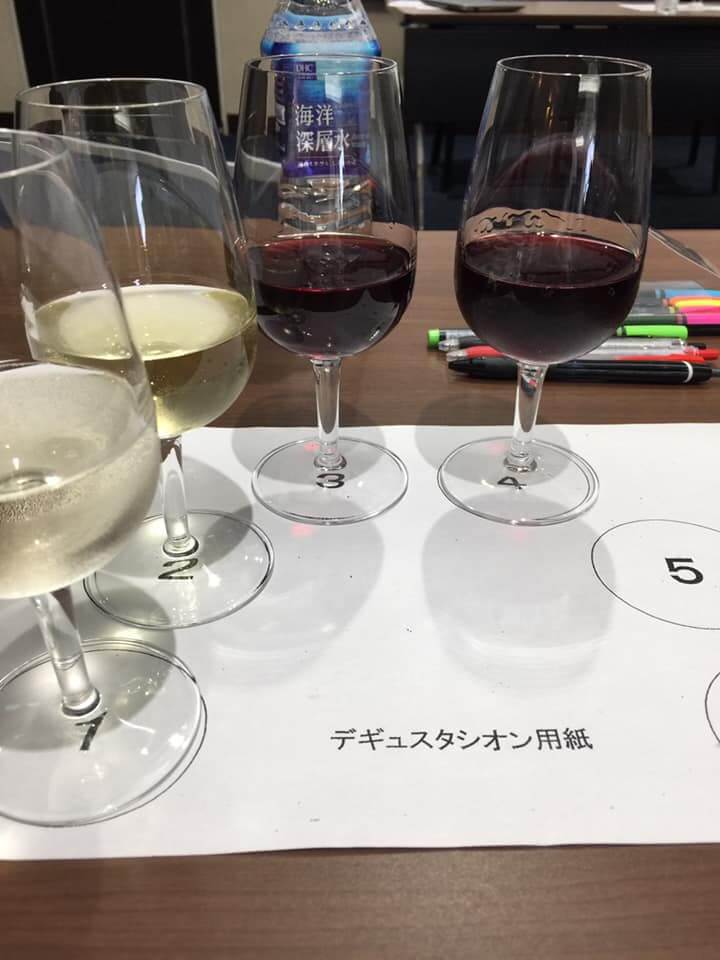 白と赤のワインが2つづつ