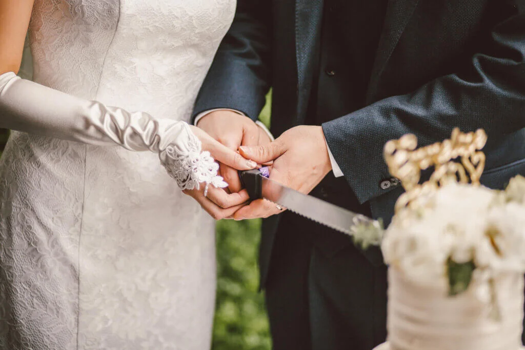 ウェディングケーキに入刀する新郎新婦