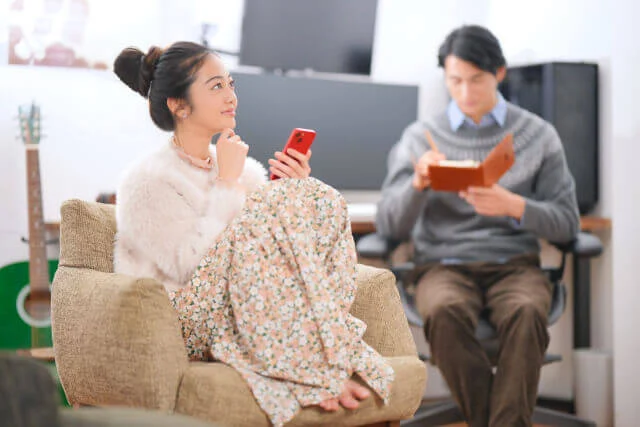 結婚式に招待するゲストのことを考えている女性