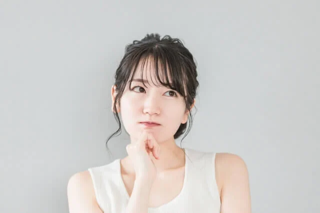 結婚式に招待するゲストへの配慮について思案中の女性