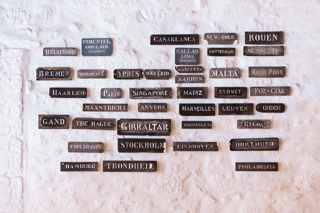 ウォール サイネージ