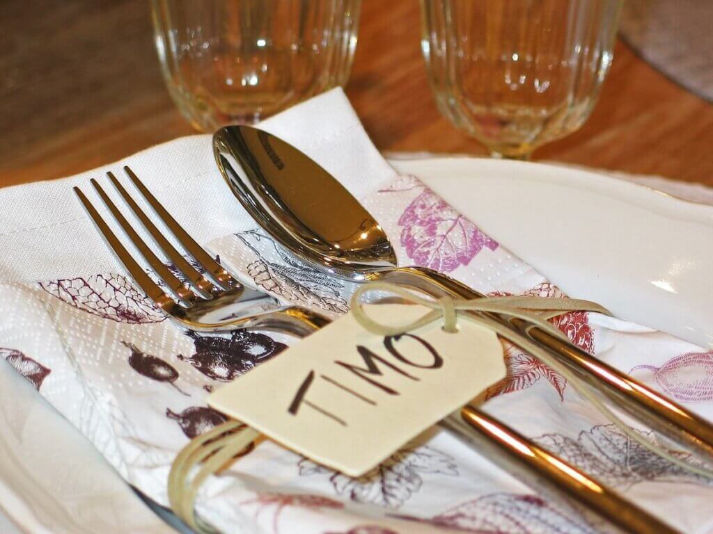 結婚式のテーブルセットとネームタグ