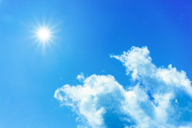 青空に輝く太陽