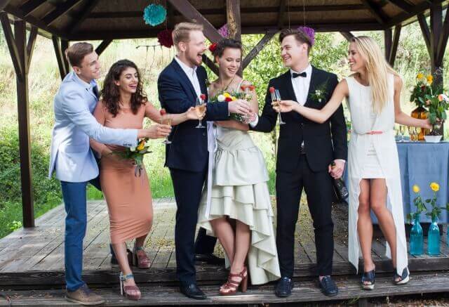 ガーデンウェディングで祝福される新郎新婦