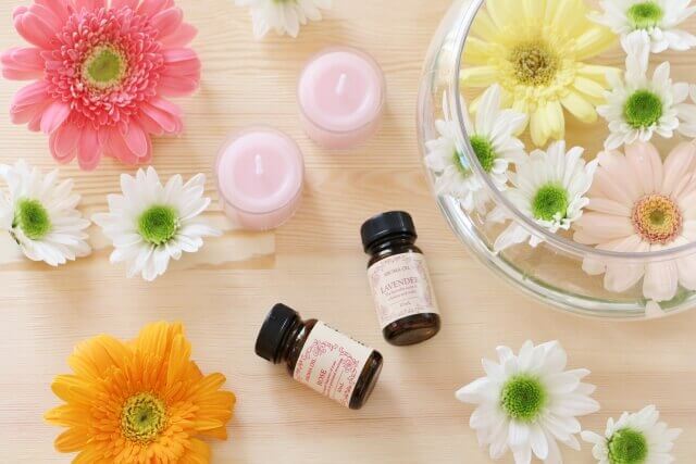 アロマオイルとキャンドルと花