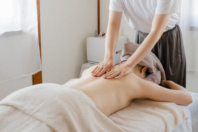 背中のエステを受ける新婦