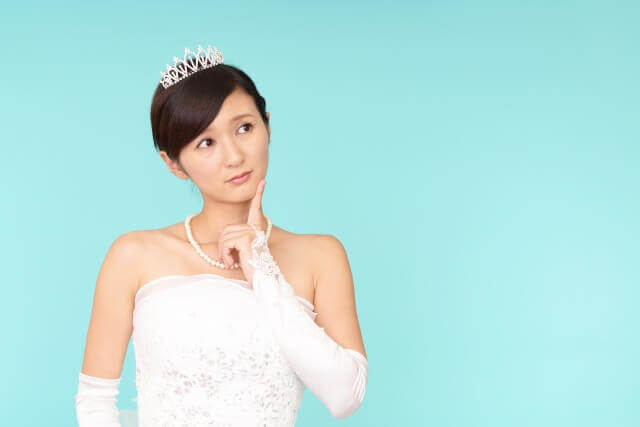 首を傾げて考える新婦