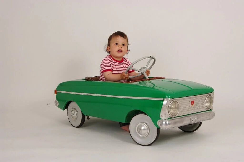 ラジコンカーに乗る子供