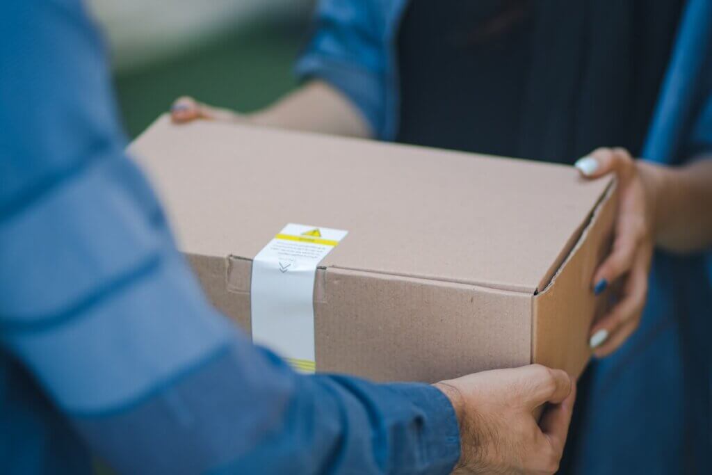 荷物を受け取る