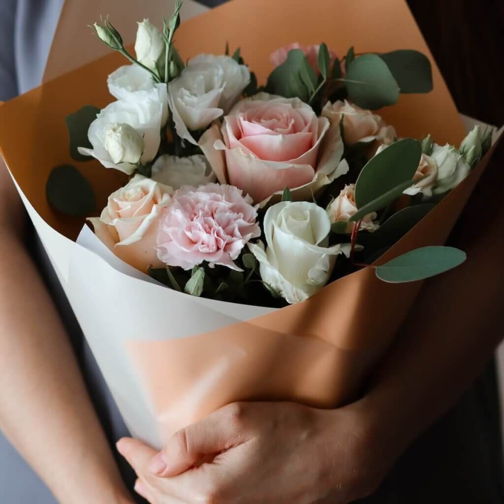 花束を持つ女性