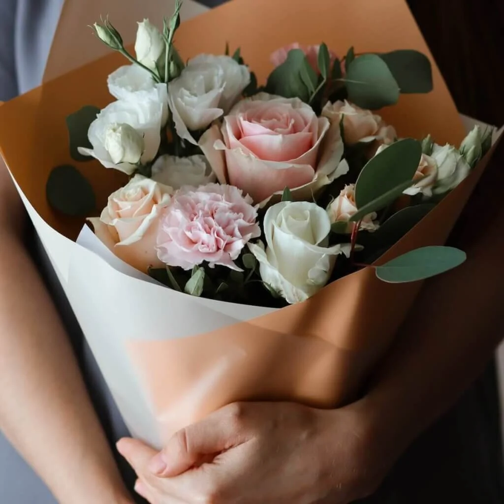 花束を持つ女性