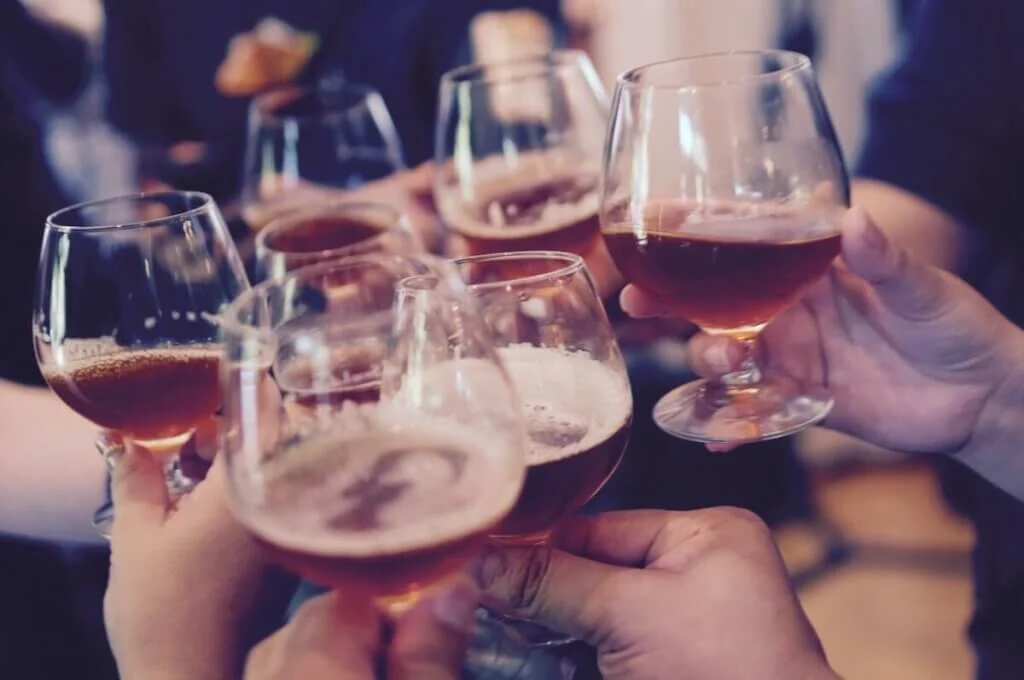 ビールでの乾杯シーン
