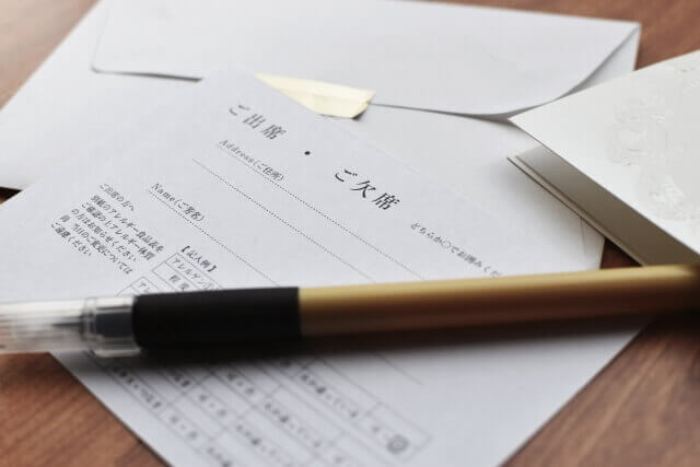 結婚式の招待状とペン