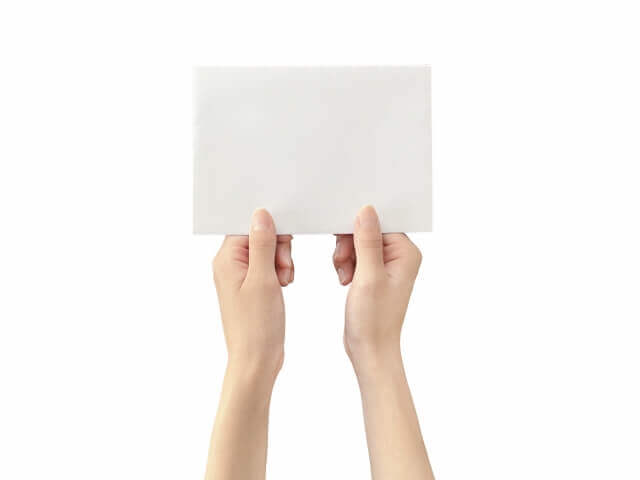 両手で招待状を渡す