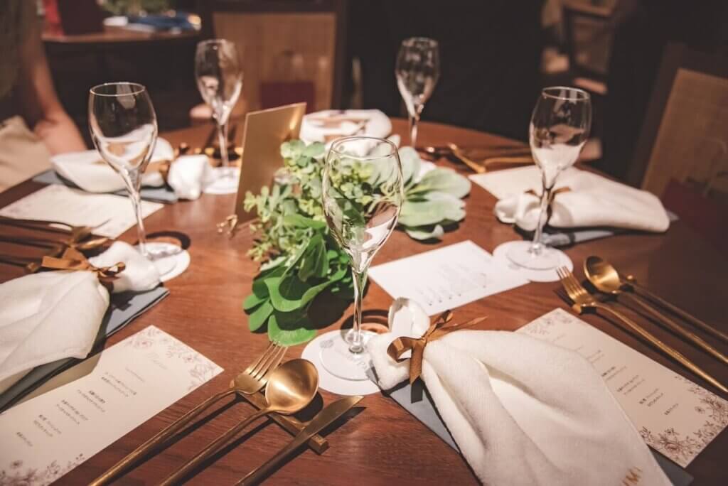 木調の結婚式ゲストテーブル