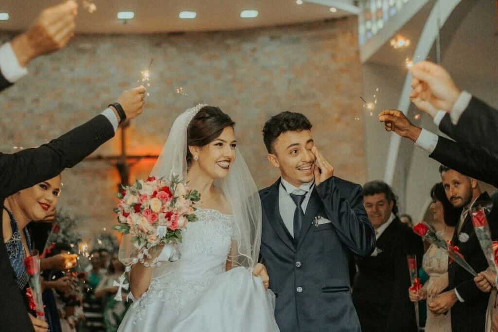 たくさんのゲストに囲まれて祝福を受ける新郎新婦