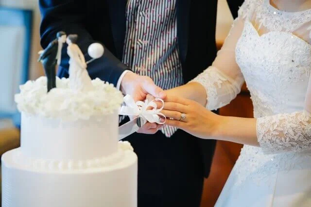 ウェディングケーキに入刀する新郎新婦