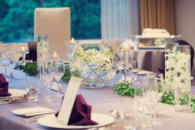 パープルでコーディネイトされたテーブル装花