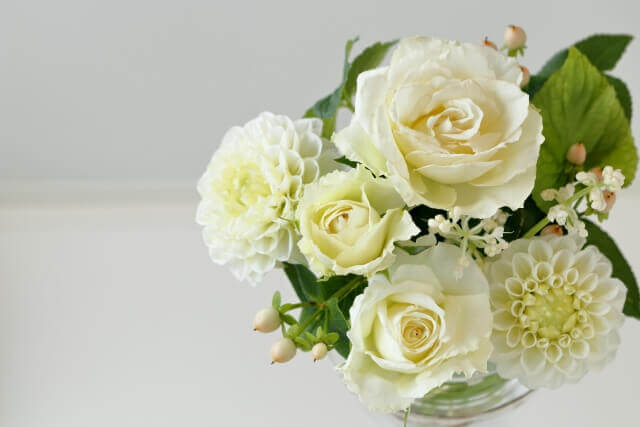 白い卓上花