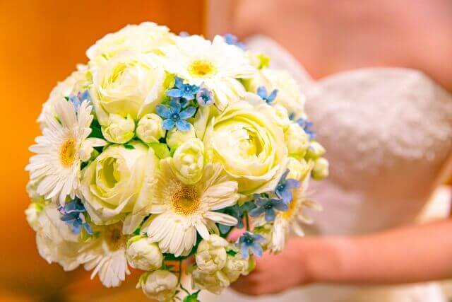 黄色い薔薇と白いガーベラでコーディネイトされたブーケ