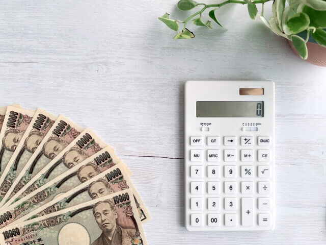 並べられた万札と電卓