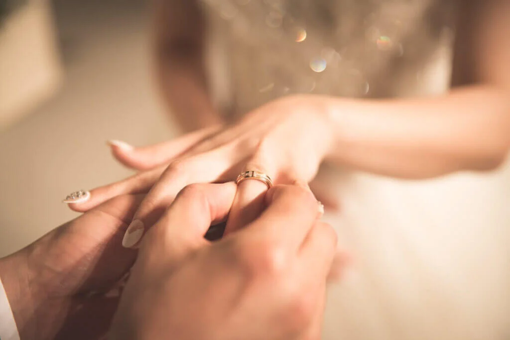 新婦の左手薬指にマリッジリングをはめている