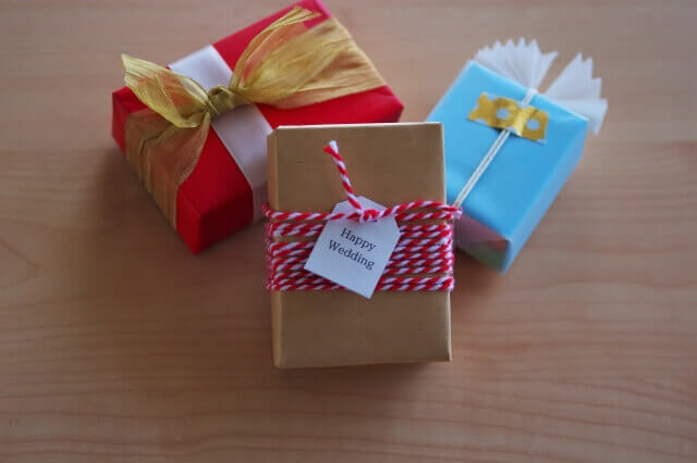 Happy Weddingと書かれたメッセージカードがついている3つのギフトボックス