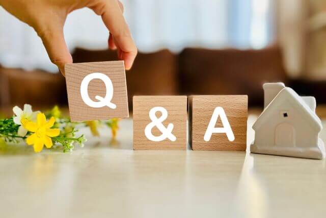 Q&Aと書かれている正方形の木製置物