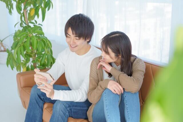 スマホで動画を見るカップル