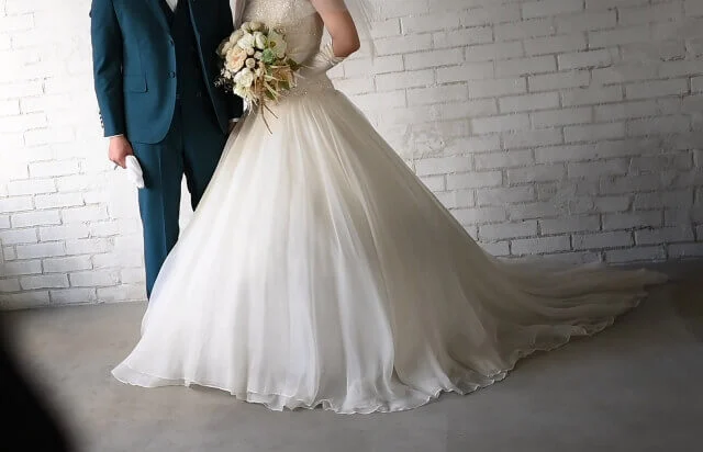 写真撮影中の新郎新婦