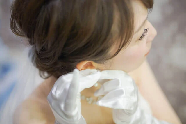 耳にイヤリングをつけている新婦
