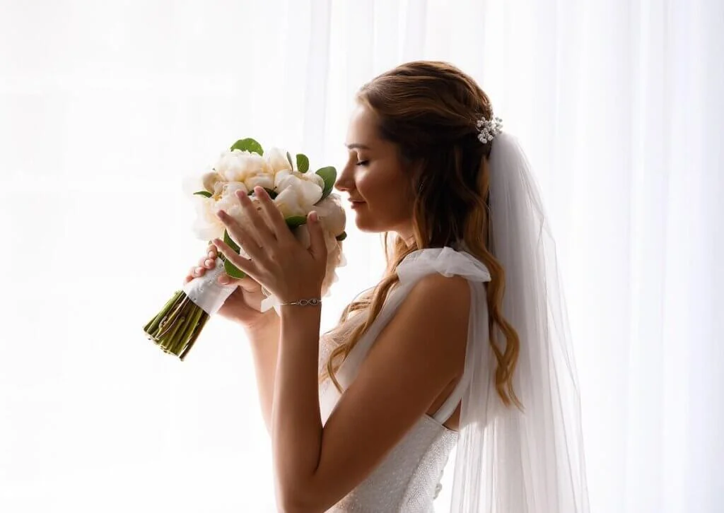 ブーケの花を匂いを嗅ぐしぐさの新婦