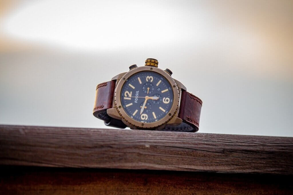 革のベルトの腕時計