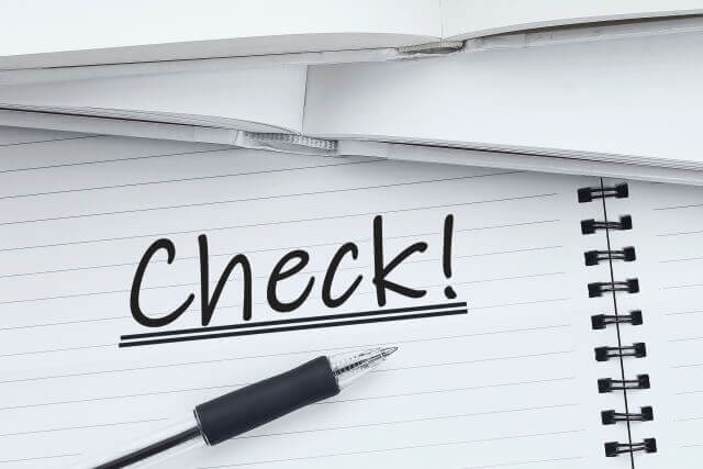 Check!と書かれたノートとボールペン