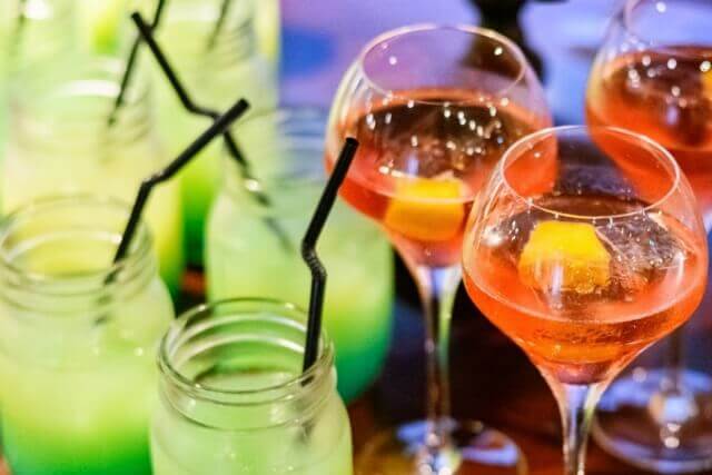 赤とグリーンのカクテル