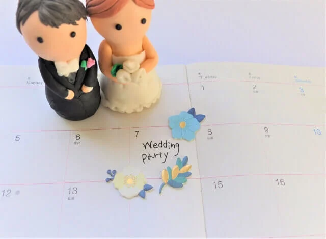 7日に「Wedding Party」と書かれたスケジュール表と新郎新婦の人形