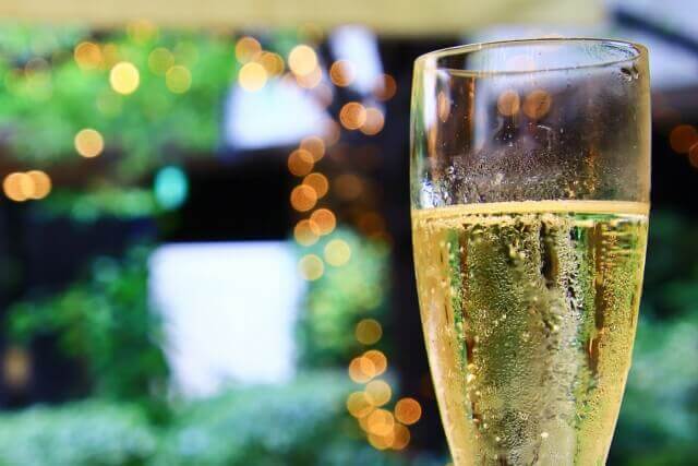 グラスに入った冷たいシャンパン