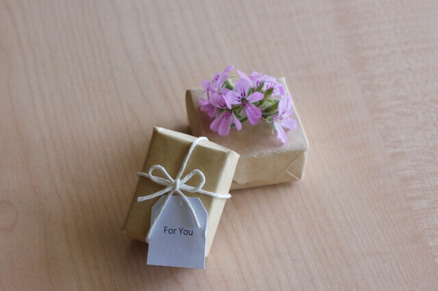 クラフトペーパーで包装されたプチギフト