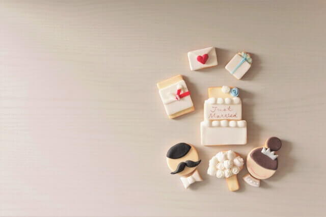 新郎新婦やケーキ、ギフトボックスを形取ったクッキー