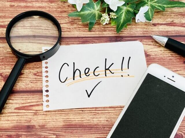 Check!!と書かれた紙と虫眼鏡とスマホ