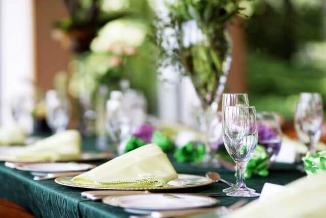 二次会会場のテーブルセット（お皿・ナイフセット・グラス）