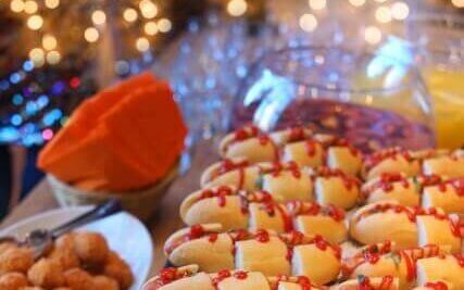 フライドポテトやホットドッグなどが盛り付けられたブッフェスタイルの料理台