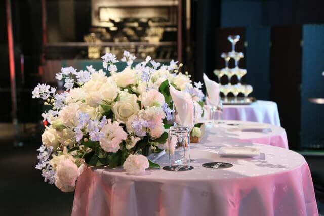 ブッフェスタイルで、照明が落とされてやや暗めな2次会会場