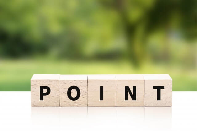 アルファベットでポイントと書かれた机の5つのブロック