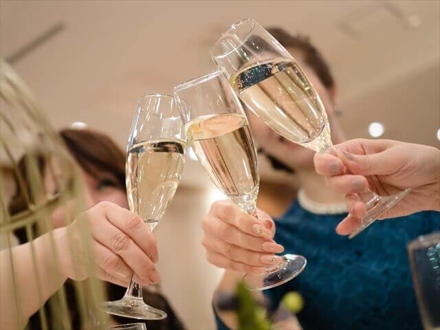 シャンパングラスで乾杯する二次会に参加しているゲスト