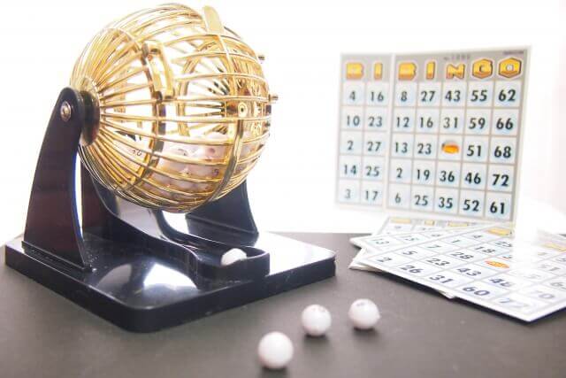 ビンゴマシーンとビンゴカード