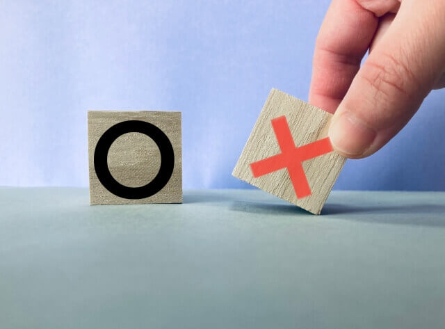 ○と×が書かれた木製のパズル