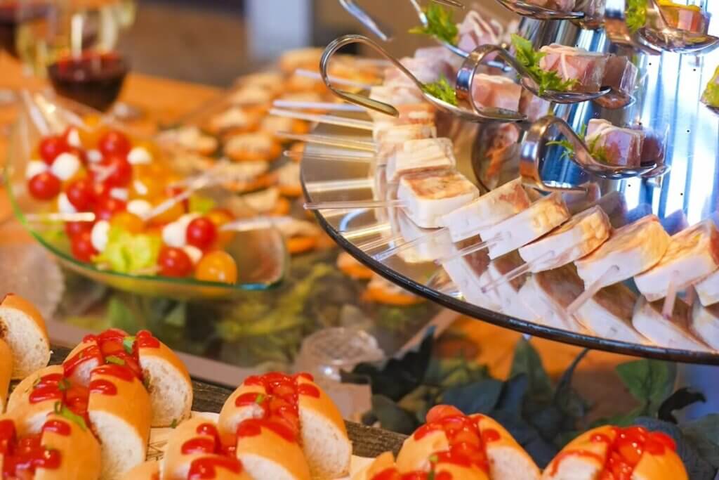 2次会の料理テーブル