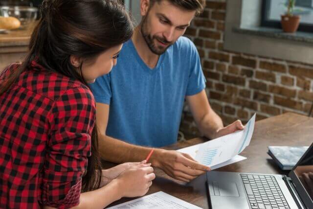 二次会について打ち合わせを行う。新郎と新婦