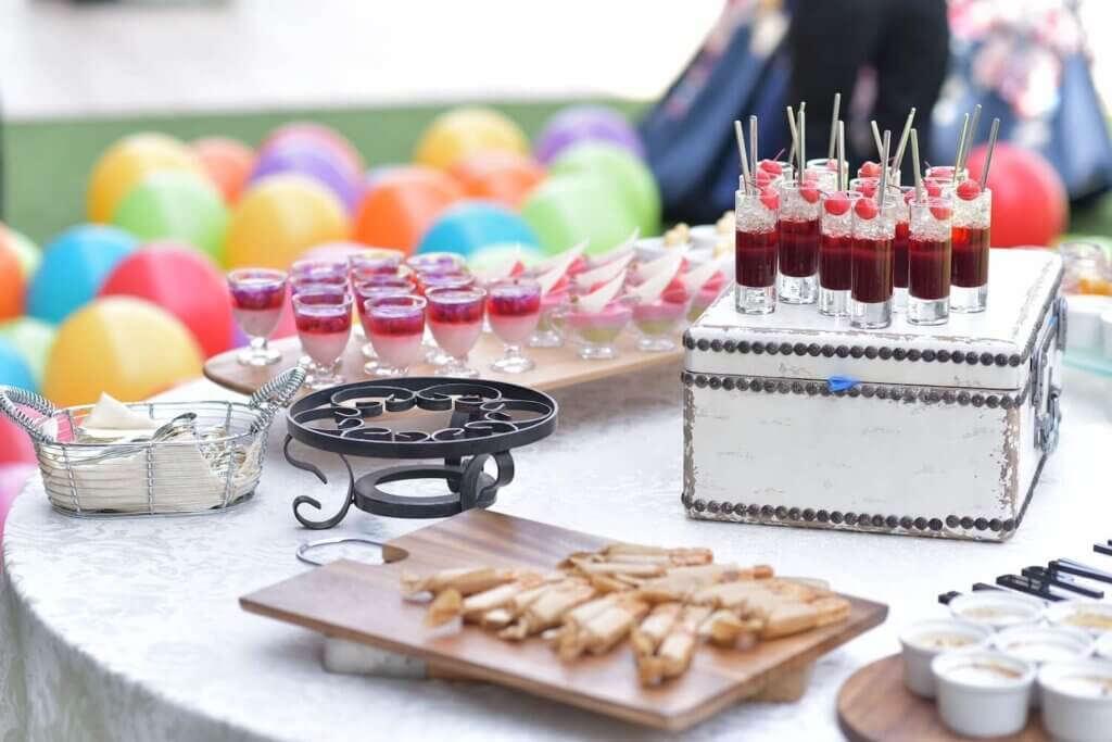 ブッフェ形式のデザートコーナーのお料理の飾り付け